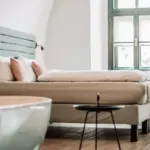 Sådan styler du sengen som på hotel: lag-på-lag, puder og plaider